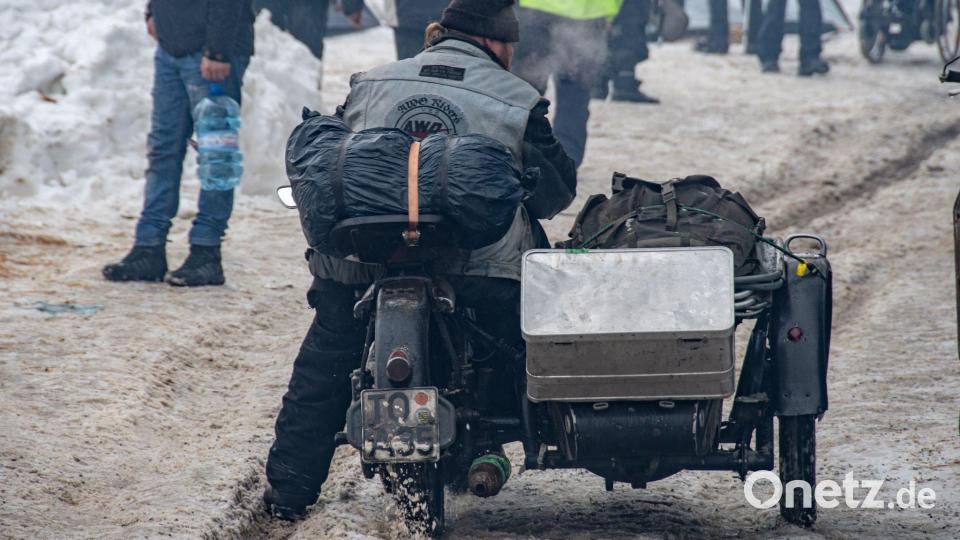 Ein Motorradfahrer ist mit seiner Maschine mit Seitenwagen auf dem Gelände des sogenannten Elefantentreffens unterwegs. Bild: Armin Weigel/dpa/Archivbild