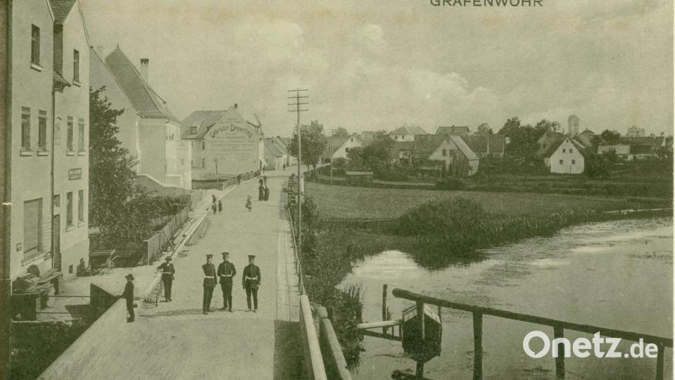 Details wie Uniformen, Wasserturm und Gebäude lassen &quot;Detektivin&quot; Birgit Plößner die Aufnahme der heutigen Unteren Torstraße zwischen 1911 und 1914 datieren. Bild: sne