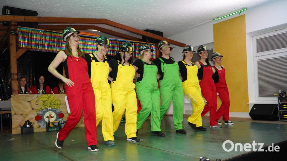 Wer will fleißige Handwerker sehen? Das Frauenballett präsentierte &quot;Frauen am Bau&quot;. Bild: kaz