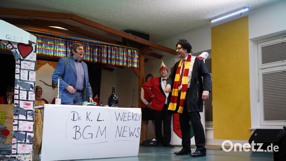 Christian Lukas als Karl Lauterbach hatte zur Zauberer-WM eingeladen. Der Einladung waren Harry Potter (Alexander Wegmann), ein Flaschengeist (Natalie Pinzer), Lord Voldemort (Nikolas Pinzer), Miraculix (Stefan Kern) und die böse Fee Maleficent (Laura Schupfner) gefolgt. Bild: kaz