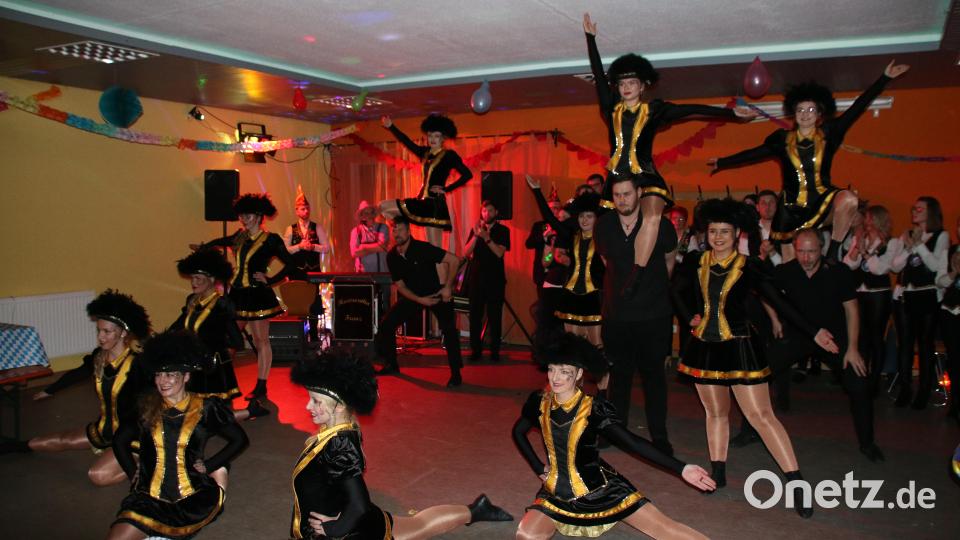 Der Pressather Faschingsverein sorgte mit Prinzengarde, Männerballett und Showtanzensemble für Stimmung. Bild: sne