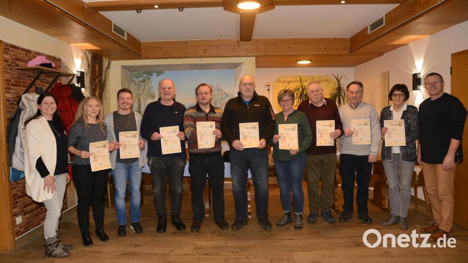 Vorsitzende Barbara Schäfer (links) und Bürgermeister Reinhard Sollfrank (rechts) ehren die langjährigen Mitglieder. Bild: bey