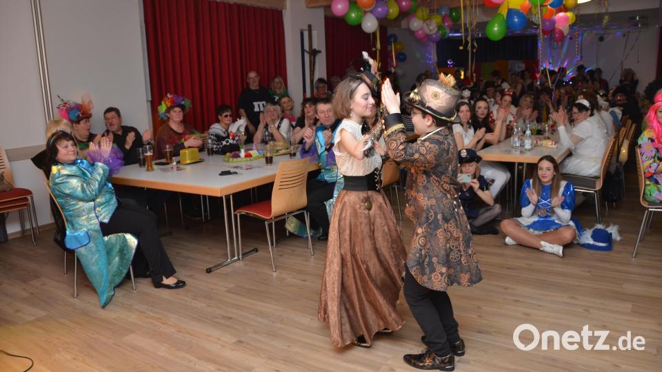 Das Kinderprinzenpaar Luisa und Samuel zeigte seine Tanzperformance. Bild: dob