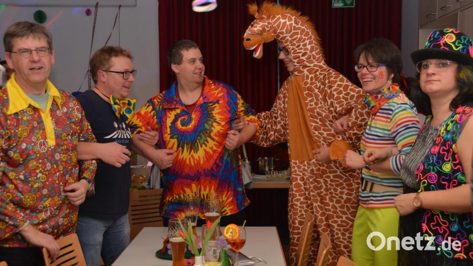 Selbst eine Giraffe war in bester Laune und in geselliger Runde beim Pfarrfasching anzutreffen. Bild: dob