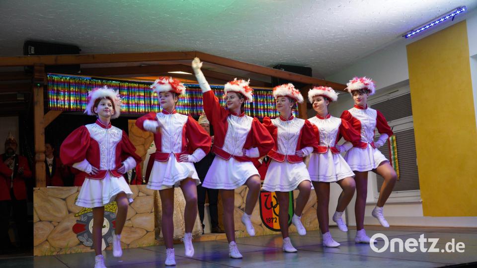 Viel Applaus bekam auch die Jugendgarde. Trainiert werden die Mädchen von Anna Birkner und Michaela Ernstberger. Bild: kaz