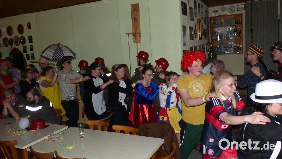 Bei der Polonaise reihen sich die Maschkerer ein, um Sieger bei der Maskenprämierung zu werden. Bild: sl