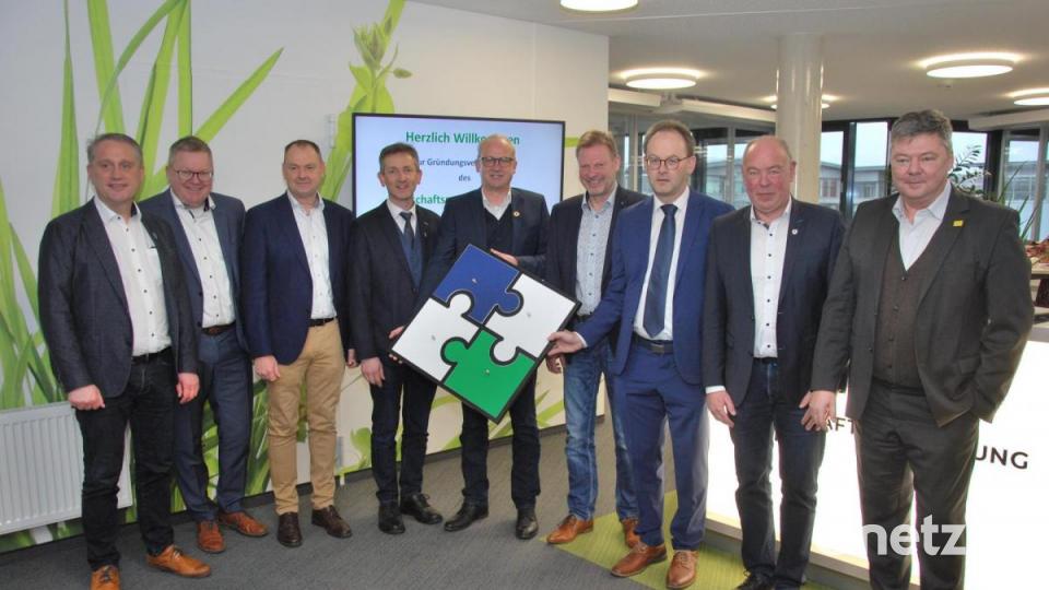 Treffen der Bürgermeister bei der Wirtschaftsförderung Amberg zur Vereins-Gründung: Von links: Hermann Böhm (Poppenricht), Michael Cerny (Stadt Amberg, Erich Meidinger (Ebermannsdorf), Albert Geitner (Ursensollen), Bernhard Lindner (Hahnbach), Alwin Märkl (Freudenberg), Wolfgang Roggenhofer (Gemeinde Kümmersbruck), Roland Strehl (Kümmersbruck), Karlheinz Brandelik (Wirtschaftsförderung Amberg). Bild: gsp