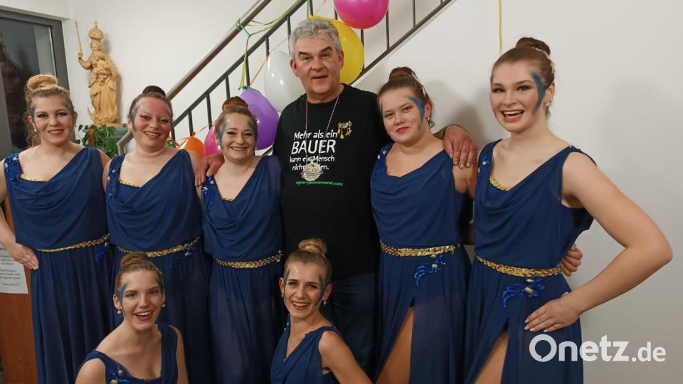 Die Tanzgruppe &quot;Dance Unlimited&quot; von der DJK-Weiden nahmen Pfarrgemeinderatssprecher Manfred Bauer in die Mitte. Bild: dob