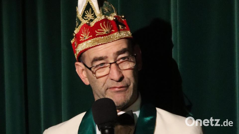 Der Vorsitzende Martin Steiner eröffnet die Prunksitzuung und begrüßt rund 300 Gäste. Bild: mfh
