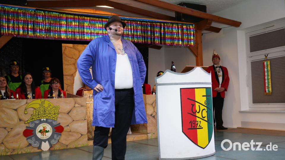 Die Büttenrede wurde in diesem Jahr von Florian Reger als Hausmeister präsentiert. Bild: kaz