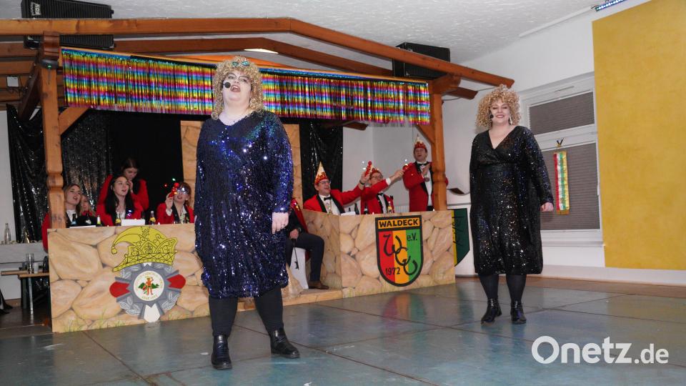 Die Glitter-Girls Natalie Pinzer und Sophia Reindl (von links). Bild: kaz