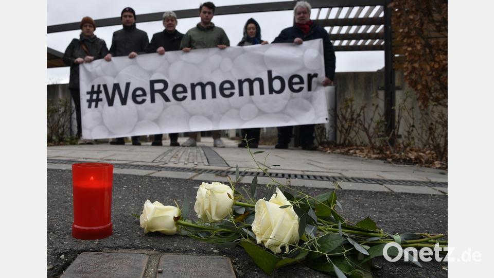 Mitglieder der Amberger SPD legten am Freitag, am offiziellen Tag des Gedenkens an die Opfer des Nationalsozialismus Rosen an den Stolpersteinen von Rosa und Ernst Bloch in der Schlachthausstraße ab. Bild: Petra Hartl