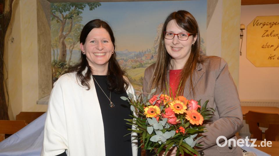 Rebecca Simmerl (rechts) ist neue Zweite Vorsitzende des Heimatvereins mit Burgfähnlein Parkstein. Neben dem Glückwunsch gibt es von Vorsitzender Barbara Schäfer einen Blumenstrauß. Bild: bey