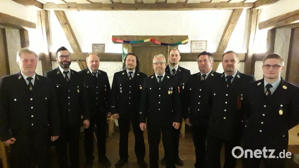 Scheidender Vorsitzender Wolfgang Käß (von links) mit den Geehrten Martin Käß, Josef Käß, Manfred Kreinhöfner und Hubert Schricker sowie mit dem neuen Beisitzer Felix Käß, Kommandant Anton Kick, Zweitem Kommandanten Alexander Schmidt und Vorsitzendem Philipp Käß. Bild: FFW Röthenbach/exb