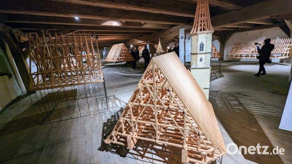 Zum Abschluss der Tagung besichtigten die Teilnehmer die von Zimmerermeister Josef Hauer aus Parkstein gebauten Dachstuhl-Modelle im historischen Speicherhaus in Cheb/Eger. Bild: Jakub Novotný/exb