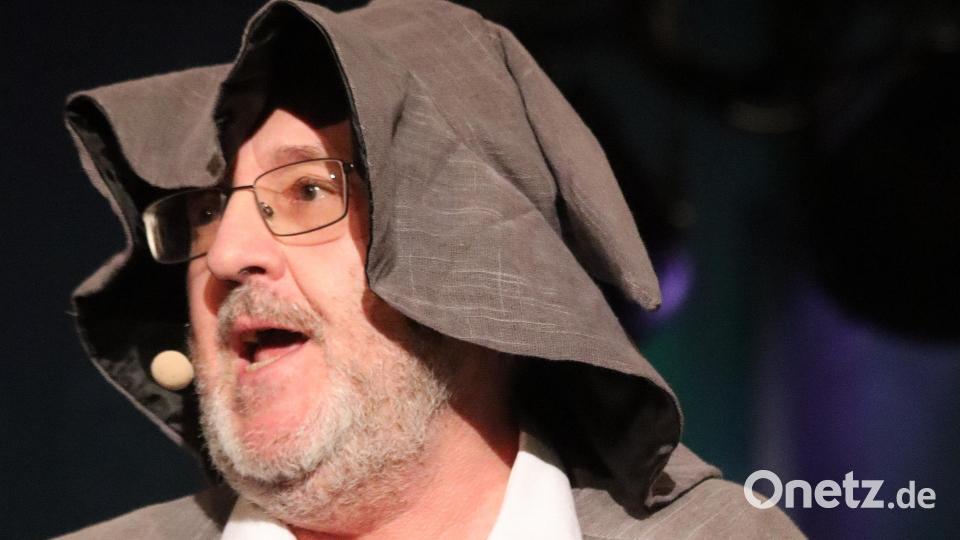 &quot;Schwarz zeigt die Kugel an, wenn man sich nicht entscheiden kann. Dann wurde die Kugel rot, hilft uns das aus unserer Not?&quot; (Wahrsager Hans Walter Bottenbruch mit seiner politischen Farbenlehre) Bild: mfh