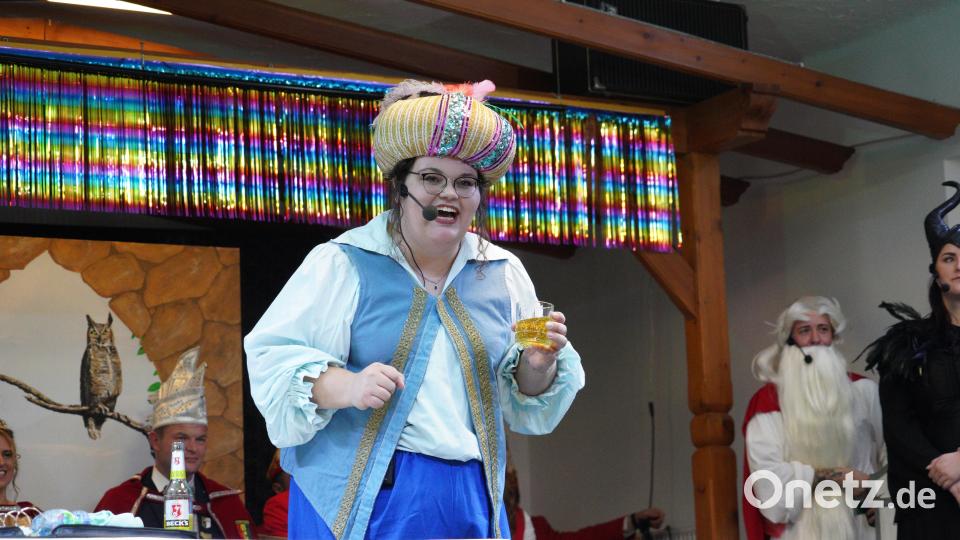 Flaschengeist Natalie Pinzer konnte mit der Kraft der Gedanken das Glas leer zaubern. Bild: kaz