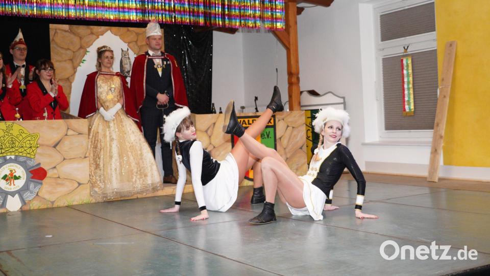 Elena Schlicht und Larissa Sollfrank (von links) sind die Tanzmariechen des WCV. Bild: kaz