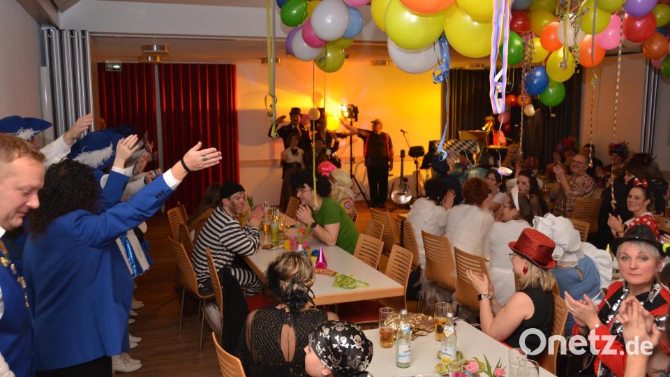 Der Vohenstraußer Faschingsverein mitsamt seinem Gefolge schaute beim Pfarrfasching vorbei und verlieh an prominente Gäste einen Orden. Bild: dob