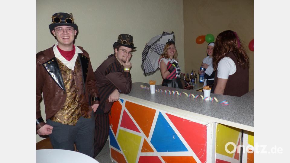 Die Steampunks tummeln sich an der Bar bei der Nonne. Bild: sl