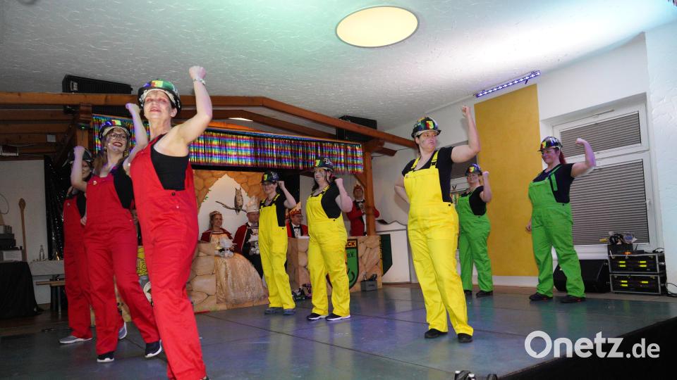 Wer will fleißige Handwerker sehen? Das Frauenballett präsentierte &quot;Frauen am Bau&quot;. Bild: kaz