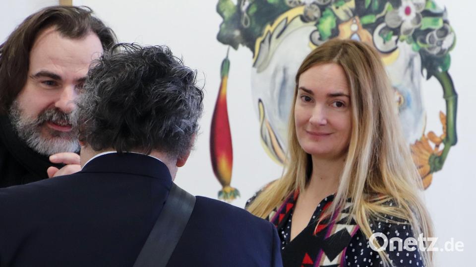 Die Künstlerin Maria Thurn und Taxis (rechts) nutzte die Präsentation ihrer Werke zu Gesprächen mit den vielen Kunstinteressierten, die am Sonntag den Weg in das Oberpfälzer Künstlerhaus Kebbel-Villa gefunden hatten; links der Galerist der Malerin, Patrick Ebensperger, der die Wahl-Londonerin begleitete. Bild: Thomas Dobler