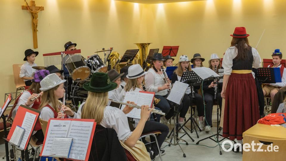 Viel Fleißarbeit stand vor dem ersten Auftritt der neu gegründeten Jugendblaskapelle unter Leitung von Susanne Hutzler. Bild: amö