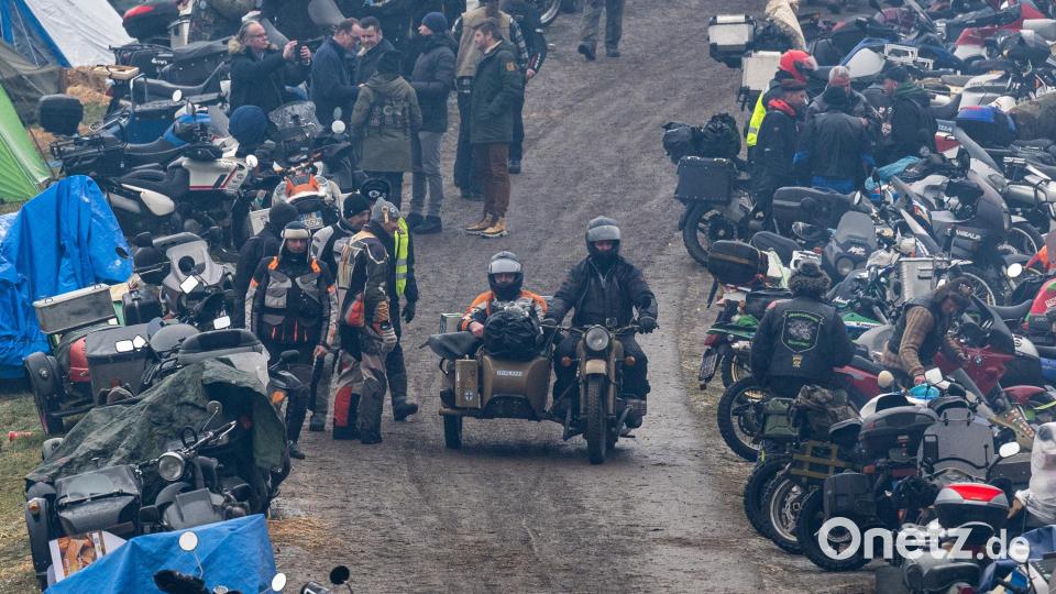 Rund 2000 Motorradfahrer haben sich am Freitag bei frostigen Temperaturen um den Gefrierpunkt mit ihren Maschinen im Bayerischen Wald versammelt. Bild: Armin Weigel