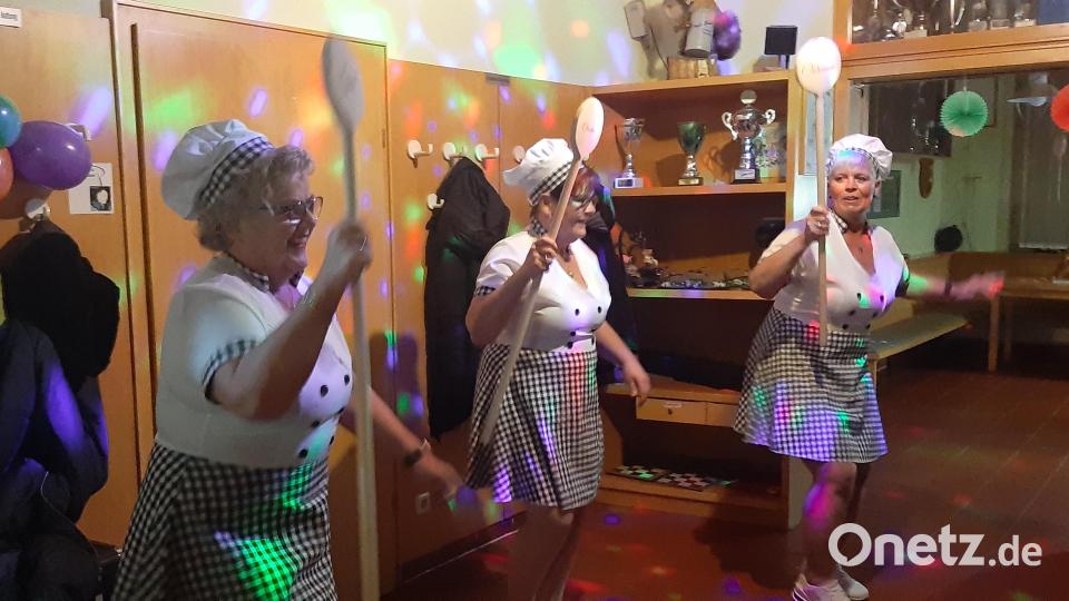 Einen gefeierten Auftritt legen beim Weiberfasching die &quot;3 Dicken aus der Küche&quot; hin. Bild: dod