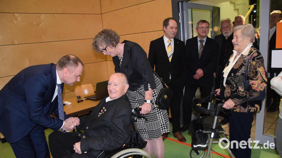 Per Handschlag und mit persönlichen Worte begrüßt Bürgermeister Erich Meidinger (links) die Besucher des Neujahrsempfangs der Gemeinde, hier Altbürgermeister Albert Gruber und dessen Frau Valerie (rechts). Bild: bö