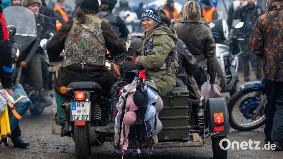 Rund 2000 Motorradfahrer haben sich am Freitag bei frostigen Temperaturen um den Gefrierpunkt mit ihren Maschinen im Bayerischen Wald versammelt. Bild: Armin Weigel