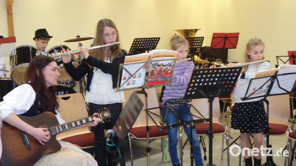 Susanne Hutzler mit ihrer Querflötengruppe. Bild: amö