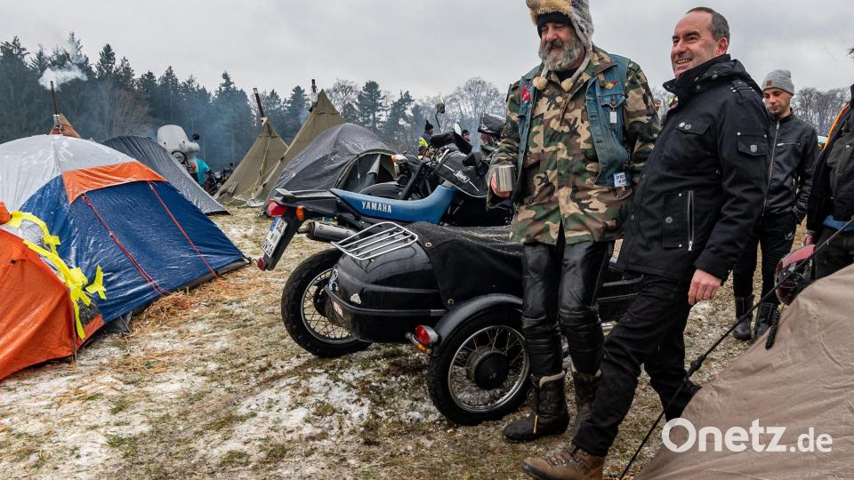 Rund 2000 Motorradfahrer haben sich am Freitag bei frostigen Temperaturen um den Gefrierpunkt mit ihren Maschinen im Bayerischen Wald versammelt. Bild: Armin Weigel