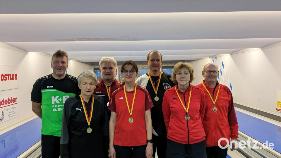 Jürgen Kastner qualifizierte sich zusammen mit Franziska Segerer, Jürgen Stepan, Andrea Übelacker, Manfred Kirschner, Barbara Berlinski und Jürgen Wenzl (von links) für die Bezirksmeisterschaften. Bild: ruw