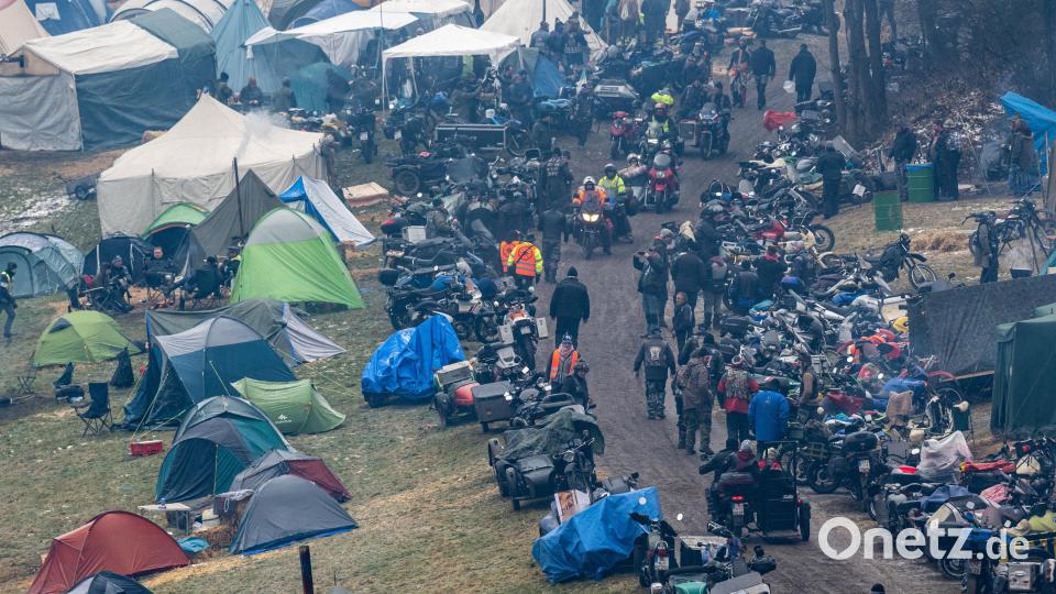 Rund 2000 Motorradfahrer haben sich am Freitag bei frostigen Temperaturen um den Gefrierpunkt mit ihren Maschinen im Bayerischen Wald versammelt. Bild: Armin Weigel