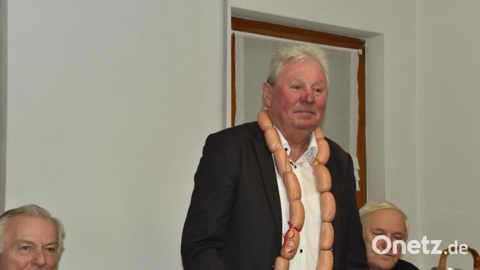 CSU-Weiden-Ost-Vorsitzender Hans Forster hatte die Preise für das Glücksschießen der &quot;7er&quot; Kameradschaft zur Verfügung gestellt. Der pensionierte Zollbeamte musste sich als Letzter mit der traditionellen Wurstkette zufrieden geben. Bild: hcz