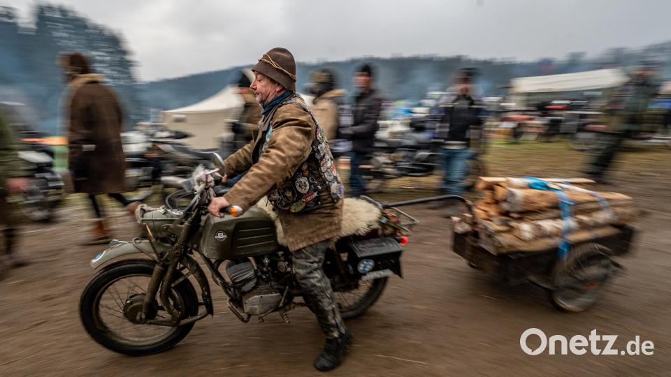 Rund 2000 Motorradfahrer haben sich am Freitag bei frostigen Temperaturen um den Gefrierpunkt mit ihren Maschinen im Bayerischen Wald versammelt. Bild: Armin Weigel