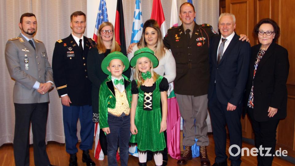 Von der 4-319 Airborne Field Artillery Regiment kamen Major Trent Blackman mit Frau Sarah, sowie Hauptmann Patrick Fugate mit Frau Maggie. Links, Severin Plößner (2. Vorstand Reservisten). Rechts, Bürgermeister Jürgen Kürzinger und Susanne Bartsch (Presse- und Öffentlichkeitsarbeit US Armee-Garnison Bavaria). Bild: lep