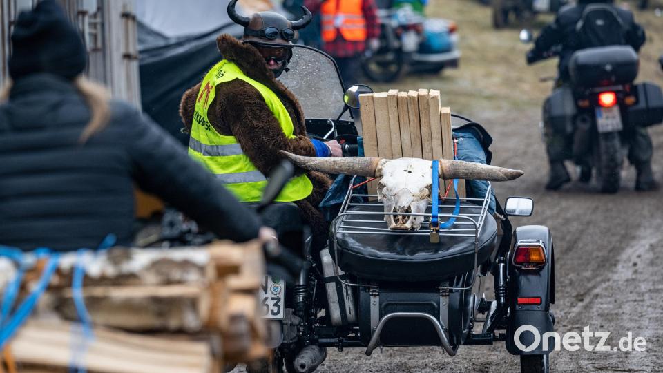 Rund 2000 Motorradfahrer haben sich am Freitag bei frostigen Temperaturen um den Gefrierpunkt mit ihren Maschinen im Bayerischen Wald versammelt. Bild: Armin Weigel