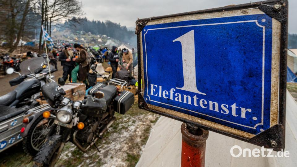 Rund 2000 Motorradfahrer haben sich am Freitag bei frostigen Temperaturen um den Gefrierpunkt mit ihren Maschinen im Bayerischen Wald versammelt. Bild: Armin Weigel