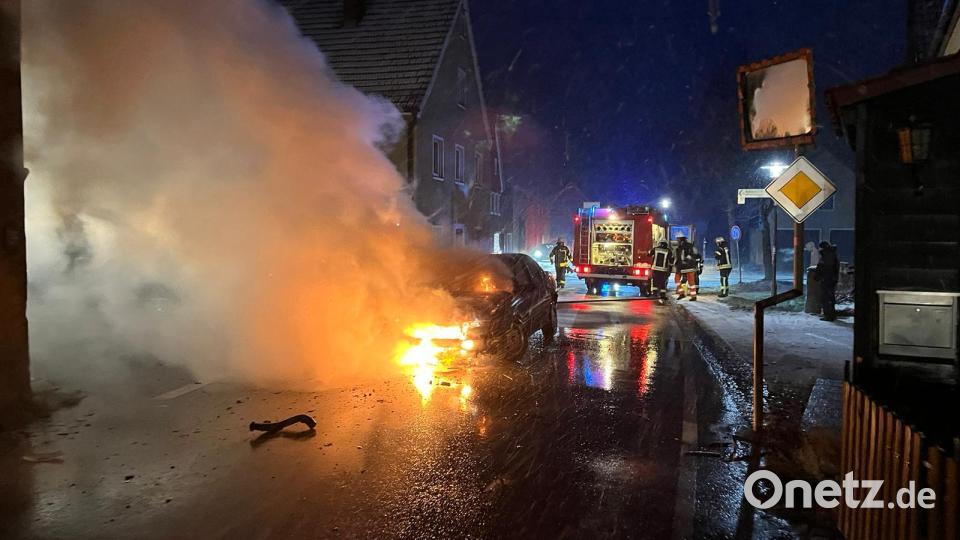 In Eschenfelden kam es am Montag, 30. Januar, zu einem nicht alltäglichen Unfall. Ein Auto brannte aus. Bild: lei