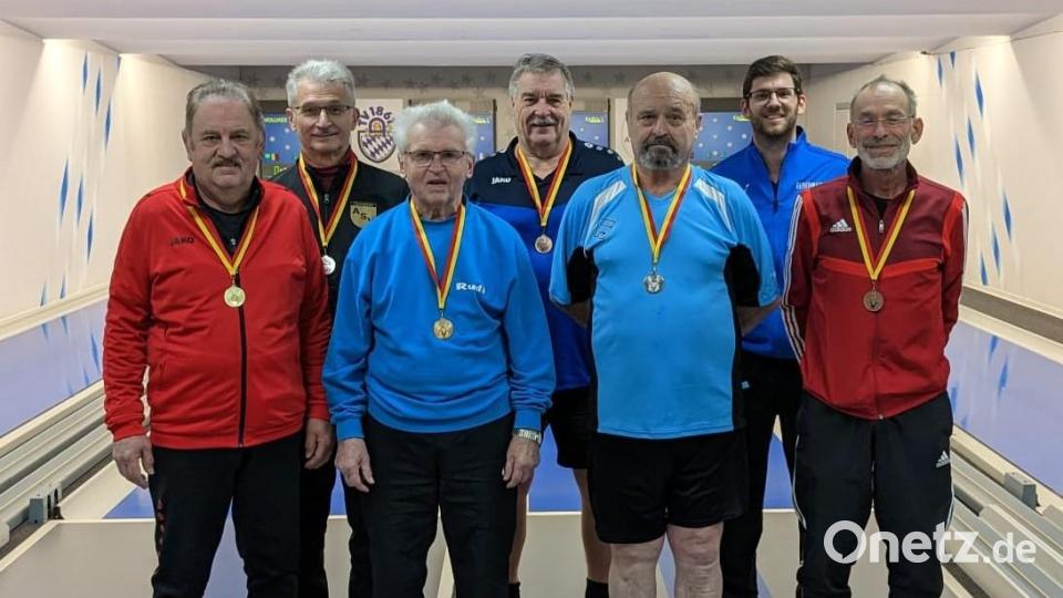 Kreisspielleiter Uwe Rupprecht (Zweiter von rechts) ehrte die besten der jeweiligen Altersklassen mit Medaillen (von links): Günter Rupprecht, Xaver Obendorfer, Rudolf Hobmeier, Heinz Schwedt, Adolf Kelsch, Thomas Frömel. Bild: ruw