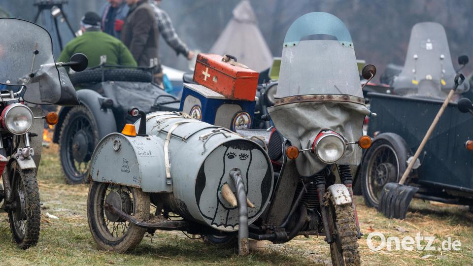 Rund 2000 Motorradfahrer haben sich am Freitag bei frostigen Temperaturen um den Gefrierpunkt mit ihren Maschinen im Bayerischen Wald versammelt. Bild: Armin Weigel