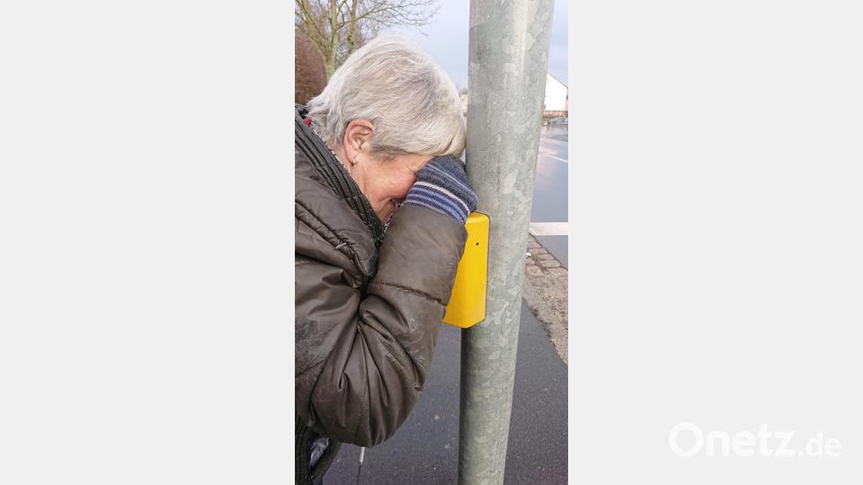 Maria Röber aus Mitterteich hat einen Trick beim Überqueren der Ampeln, die nicht barrierefrei sind. Sie geht mit ihren Augen ganz nah an das rote Lichtsignal ran. Leuchtet es rot, heißt es stopp. Geht das Licht aus, kann sie über die Straße gehen. Bild: lue