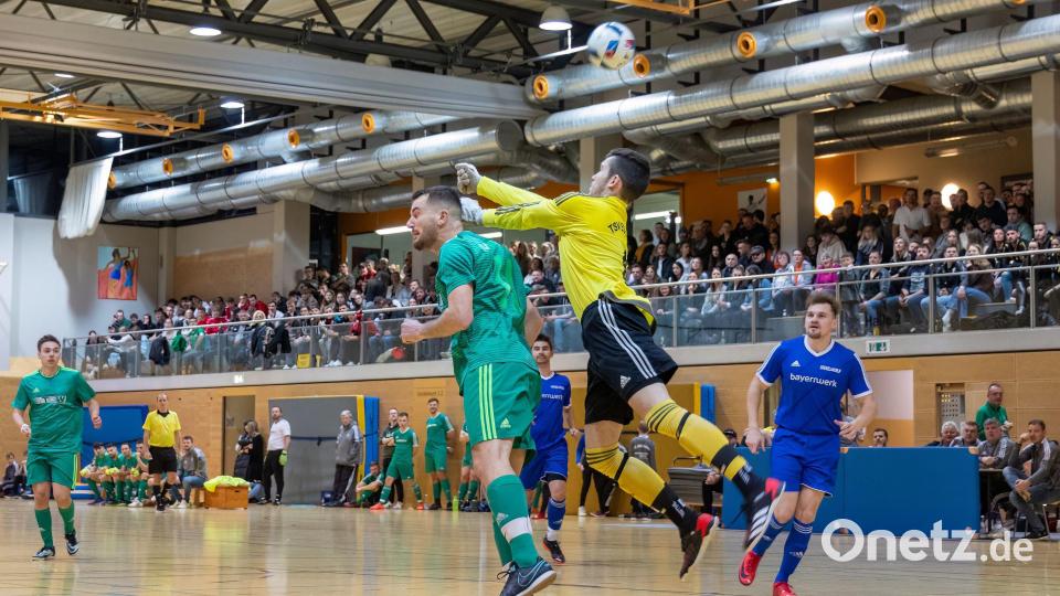 Voller Einsatz: In dieser Szene ist der Eslarner Torwart vor einem Kicker des FC OVI/Teunz am Ball. Der Fuchsberger-Cup fand vor vollem Haus statt. Bild: gud