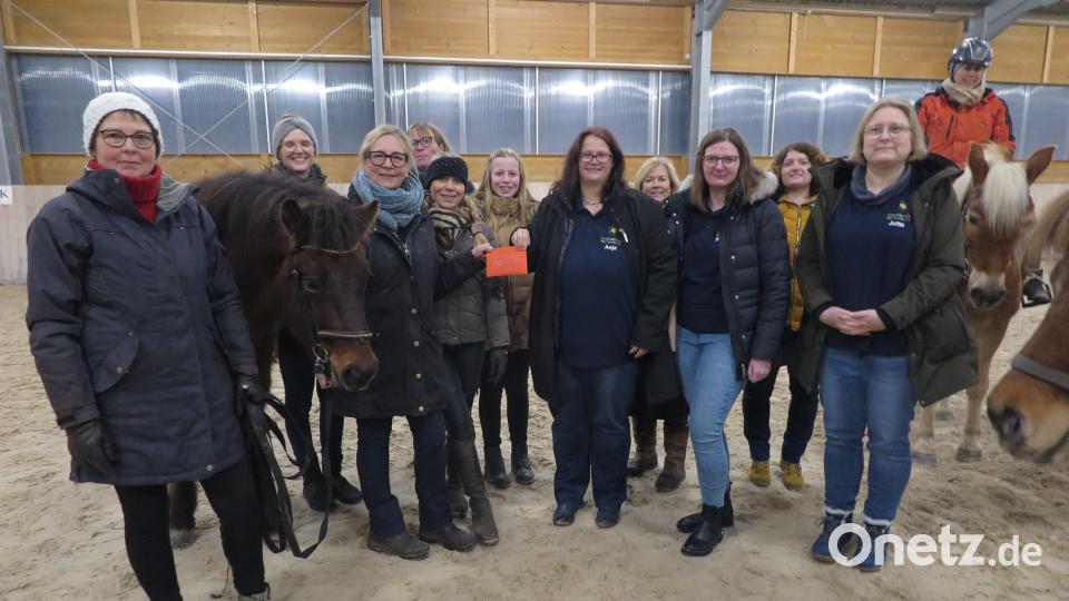 Jutta Robinson-Ames, Simone Heser und Anja Clement (von rechts) vom Verein Sonnenblicke freuten sich über die Geldspende von Steinwaldhof. Bild: jzk