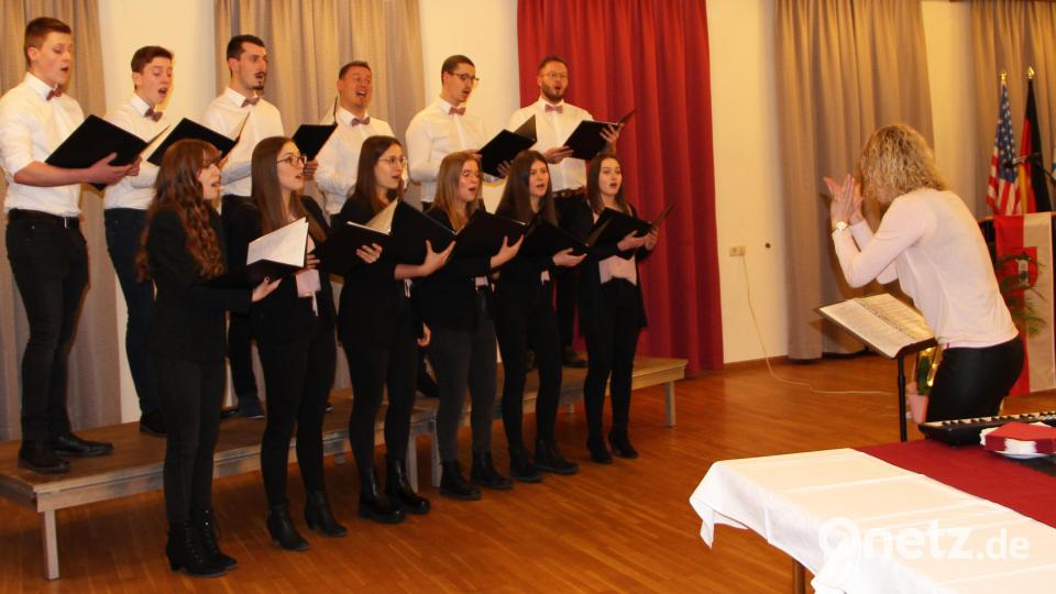 Die musikalische Umrahmung des Neujahrsempfang gestaltet der neu gegründete A-capella-Chor „Polyphonia“. Bild: lep