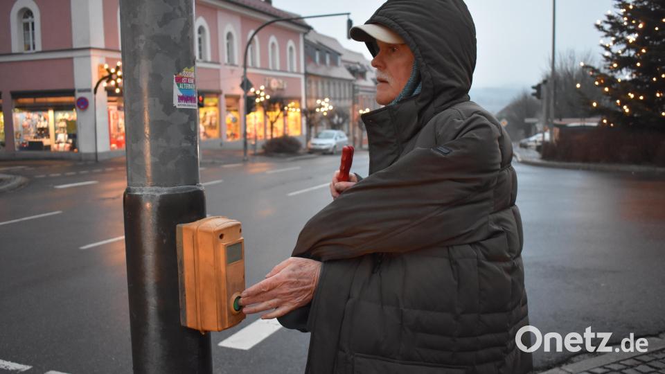 Edgar Haegele aus Erbendorf kennt sich in seiner Stadt gut aus. Er versucht so selbstständig wie möglich zu Fuß zurecht zu kommen. Auch die große Kreuzung am Marktplatz kann er überqueren. Bild: lue