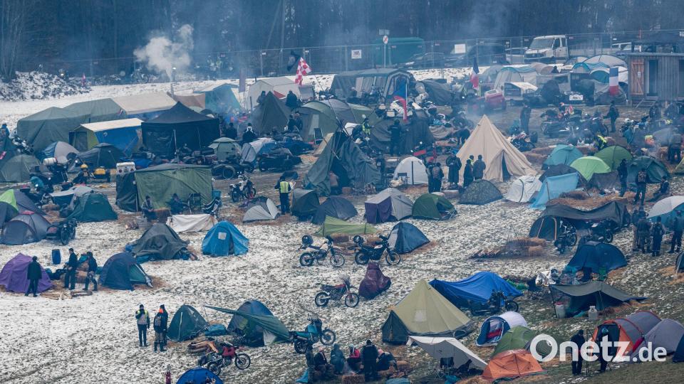 Rund 2000 Motorradfahrer haben sich am Freitag bei frostigen Temperaturen um den Gefrierpunkt mit ihren Maschinen im Bayerischen Wald versammelt. Bild: Armin Weigel