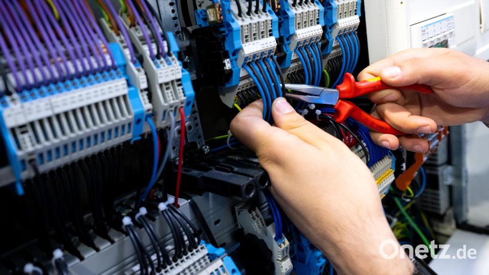 Ein Mann arbeitet bei einem Rundgang an einem Stromkasten. In der Elektrobranche sind Fachkräfte weiter gesucht. Bild: Sven Hoppe/dpa